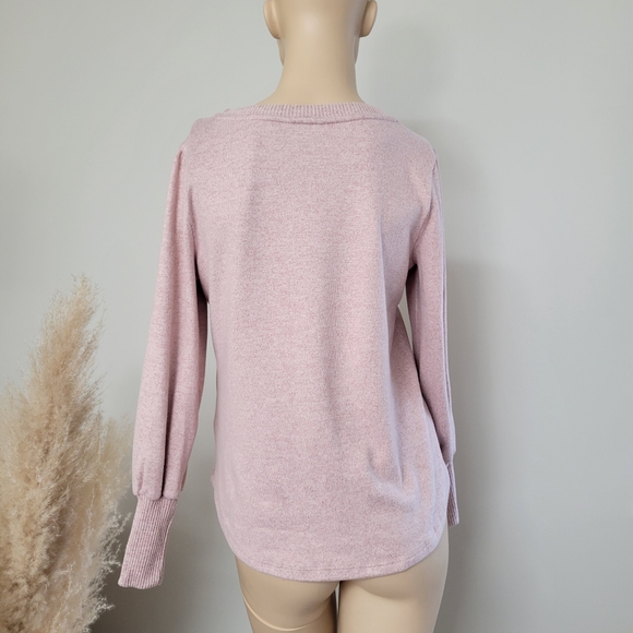 Pastel pink feminine pullover sweater. - Picture 5 of 5